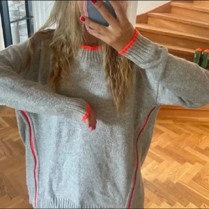 Cool tjocktröja - Så snygg tjocktröja med coola detaljer. Jätte bra skick och inte alls nopprig. Står xs i tröjan men sitter oversized på mig som brukar använda S/m
