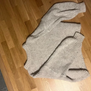Beige stickad tröja från Vero Moda - En stickad tröja från Vero moda, jätte mysig nu till kalla tider har detaljer på armarna💕