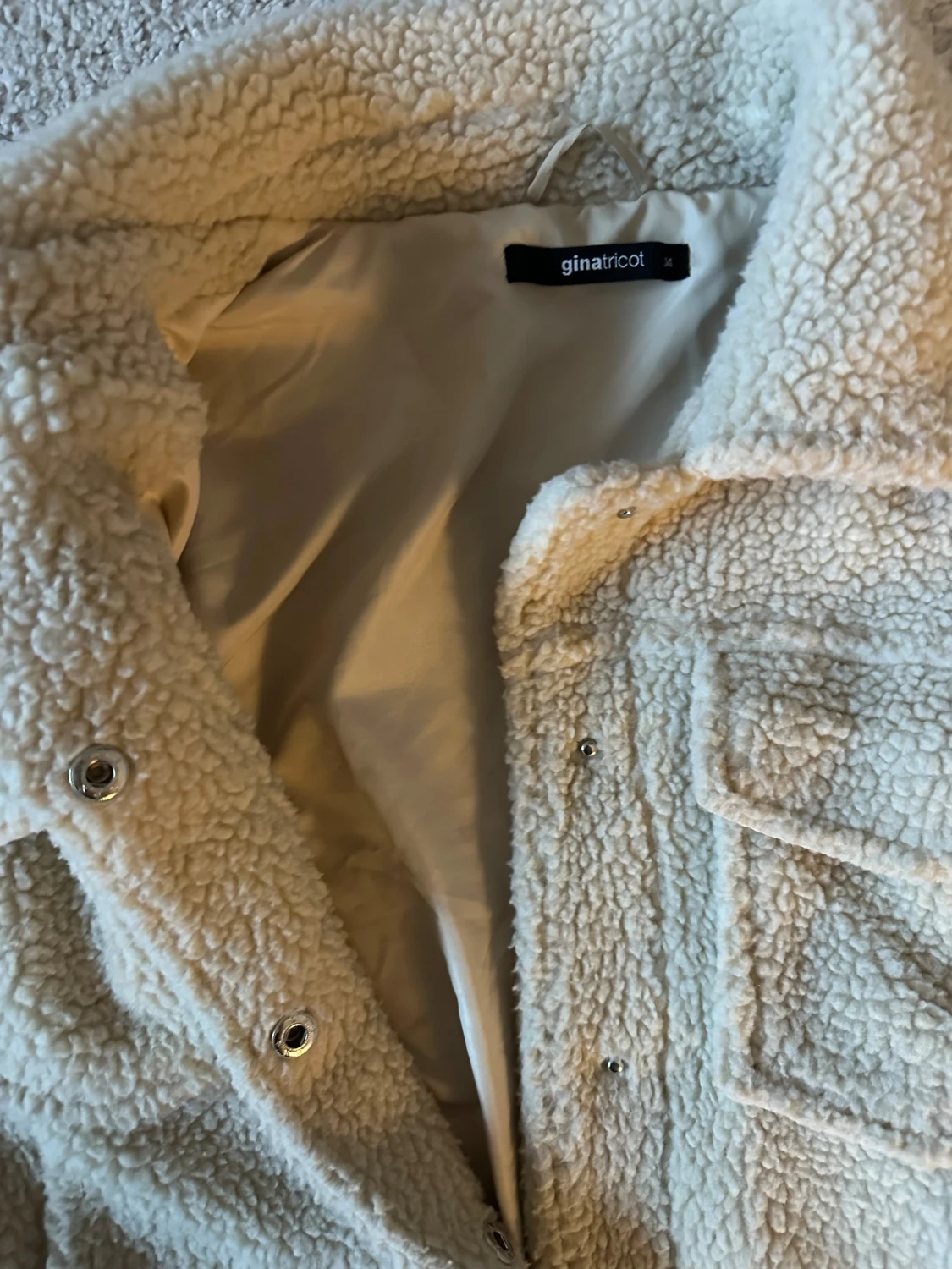 Beige teddyjacka från Gina Tricot, 34 - 4