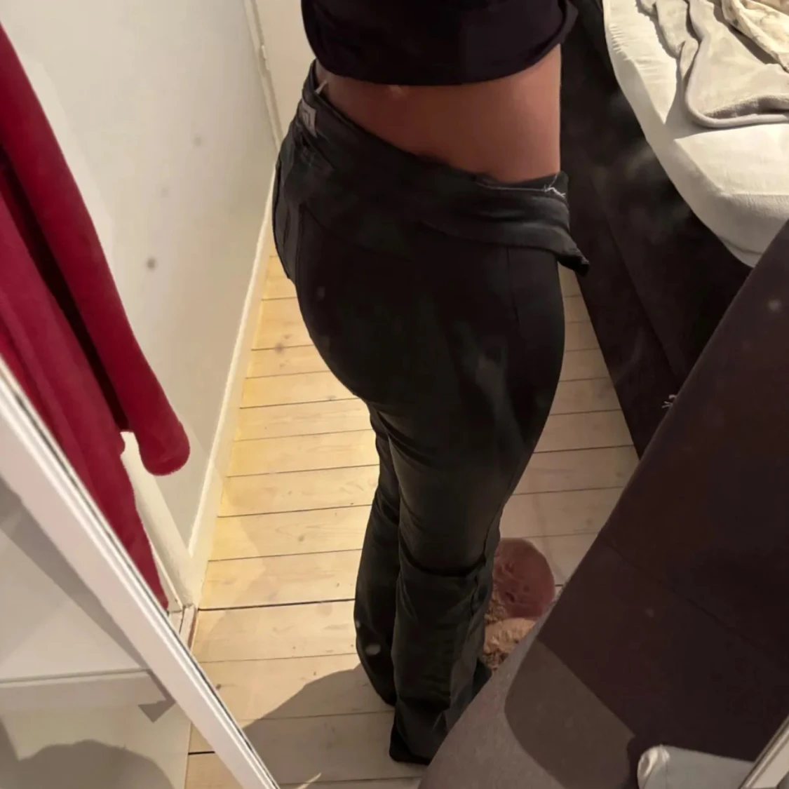 Svarta lågmidjade skinnbyxor - 1