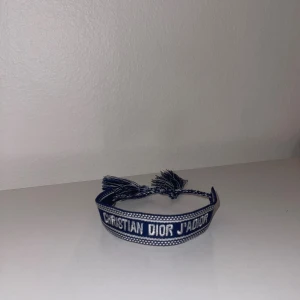Snygg blå vit Christian dior armband. - Säljer ett armband som passar både män och kvinnor. Varan är i nytt skick och har aldrig används förut. Har dock ingen box till den.