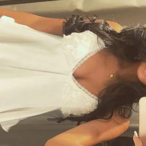 Zara Topp - Vit Zara Topp med Blommor i storlek XS!! Fint skick förutom lite smått nopprig nertill som man kan se på den andra bilden. Inte jag på bilderna💗