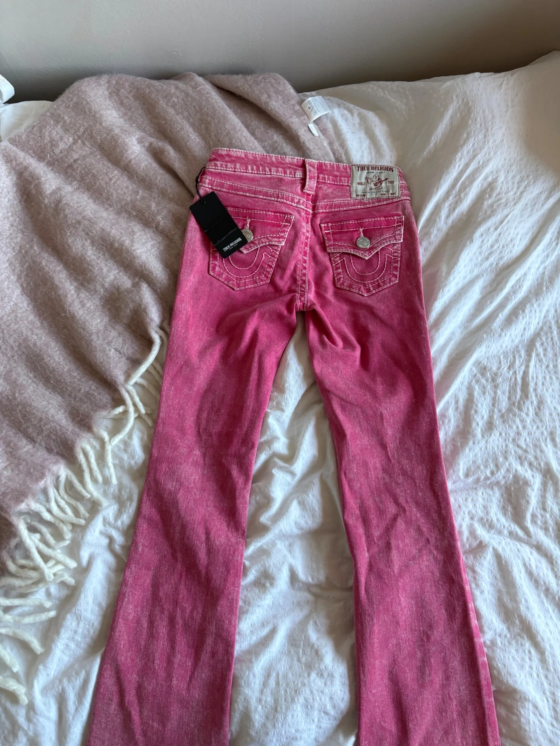 True Religion rosa jeans med kontrastsömmar