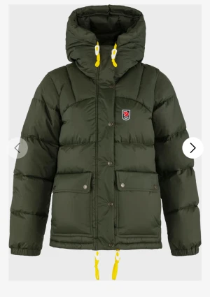 Grön pufferjacka från Fjällräven - Super snygg mörkgrön fjällräven i bra skick och prefekt till vintern!🤩🤩