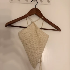 Stickad Topp - Superfin vit stickad topp från SHEIN storlek XS! Luftig, lätt och med öppen rygg som ger en snygg och trendig look. Perfekt till både vardag och fest. I mycket fint skick!