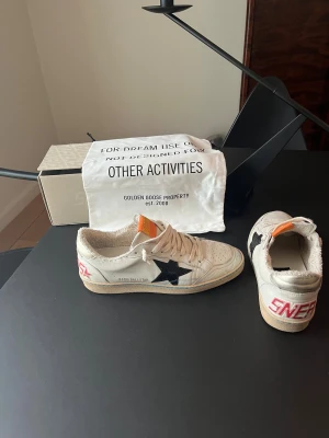 Golden Goose Ball Star  - Golden Goose Ball Star vita. Storlek 43, men passar även 44. Skorna har Max använts 5 gånger. Låda och Dustbag ingår!