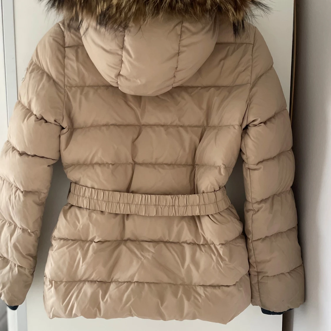 Beige Moncler dunjacka med päls - 1