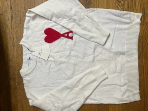 Ami Paris Sweater - Fin och perfekt för vintern. Storlek M. Skickar alltid inom 24h.