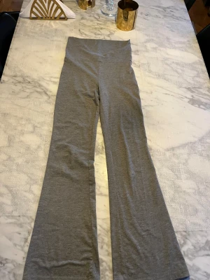 Grå yoga pants från Gina Tricot - Säljer ett par grå mjuka byxor från Gina Tricot i storlek 146/152.  De har kommit till användning men de är försmå nu. De ser inte använda ut