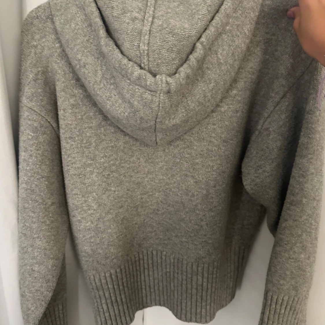 Grå stickad hoodie från Zara - 1