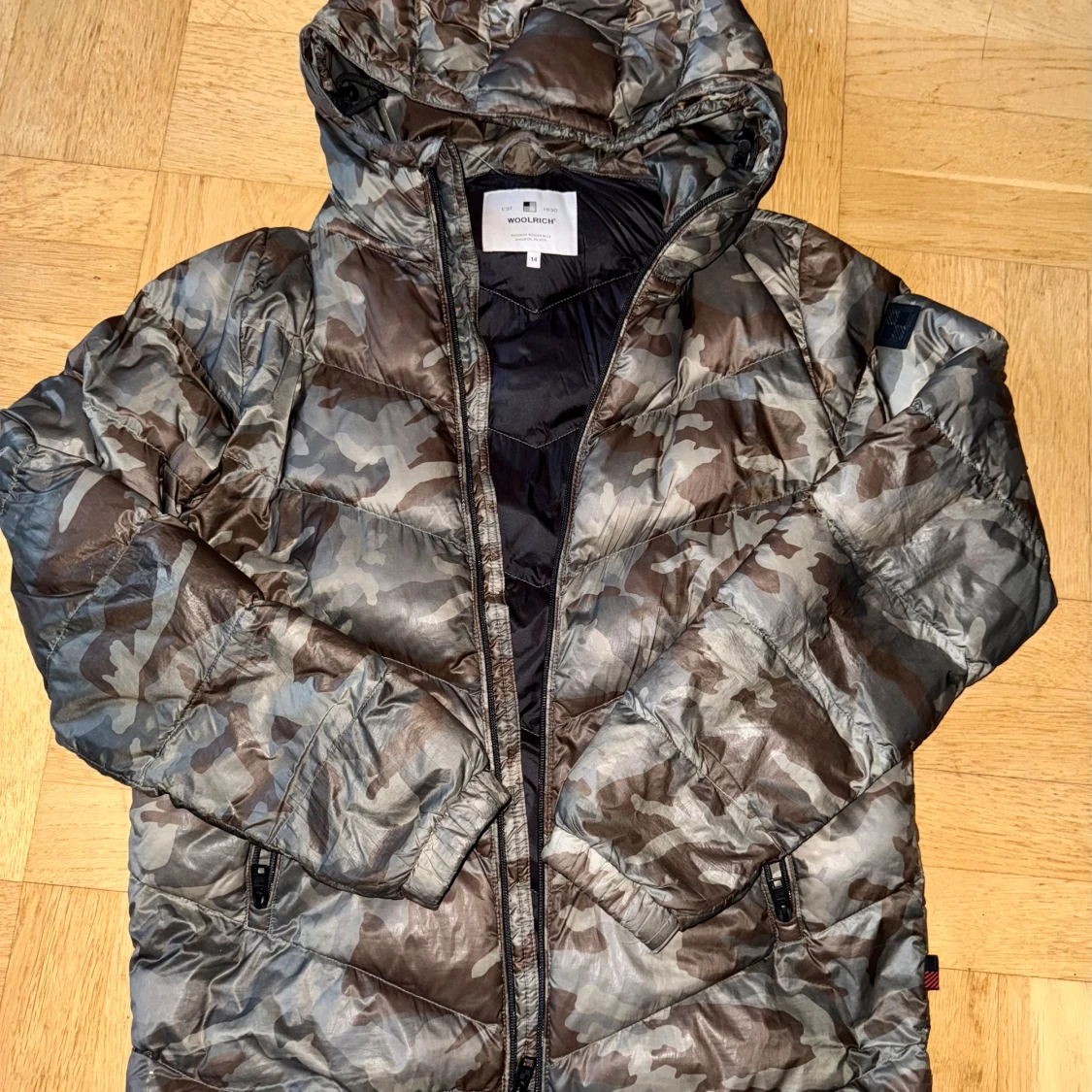 Camouflage pufferjacka från Woolrich