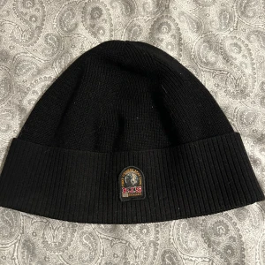 Svart Parajumper mössa - En svart Parajumer mössa, riktigt fet nu inför vintern. Skriv om du har några frågor! 🤝