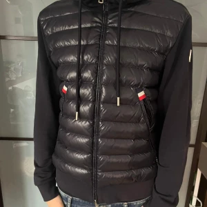 Mörkblå moncler Cardigan  - Mörblå cardigan  från Moncler med huva och långa ärmar. Helt ny inga defekter ingenting ÄKTA