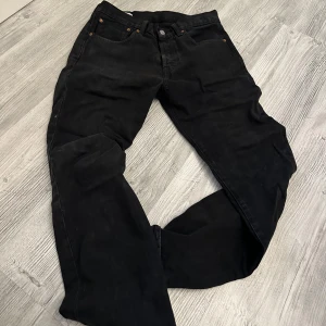 Svarta Levi's 501 jeans straight fit - Svarta Levis 501 jeans i storlek 31/30! Mycket bra skick! Skrih vid frågor! 