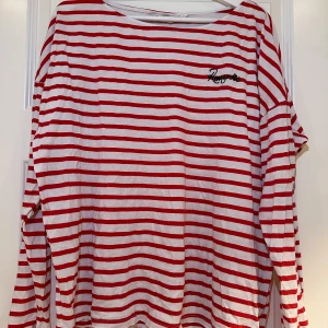 Randig tröja  - Vit tröja med röda ränder från H&M i storlek L💕 Text med ”romantic” på! Slitsen lite trasig, syns på bild!