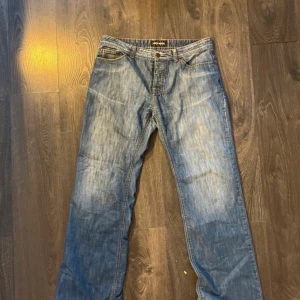 Vintage Philip Russel jeans - Riktigt snygga vintage lågmidjade baggy jeans med snygg wash. Perfekta för en avslappnad stil. Hör av er vid minsta fundering🌟Mått: Midja 43cm Ytterbenslängd 110cm Benöppning 24cm Innerbenslängd 81cm