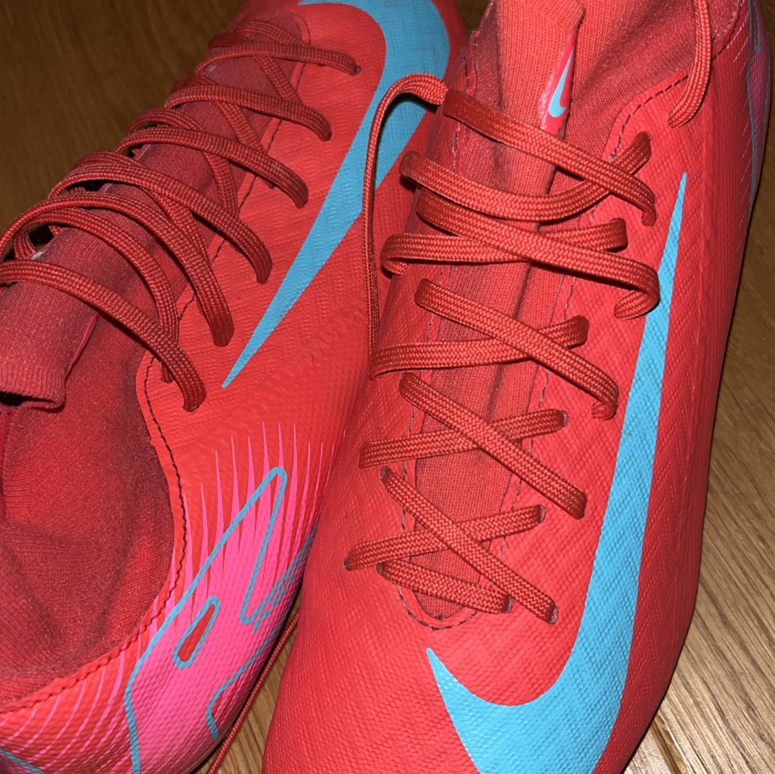 Röda Nike Mercurials - 3