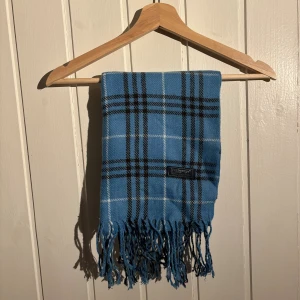 Burberry scarf - Burberry scarf i mycket bra skick 9.5/10. Nypris +-5000, mitt pris 449. Kom pm vid funderingar