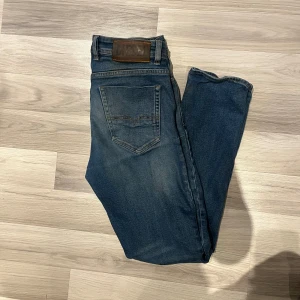 Diesel Jeans Slimfit - Tjena säljer slimfit Diesel Jeans med en snygg fade på de. Storleken är 32/32 