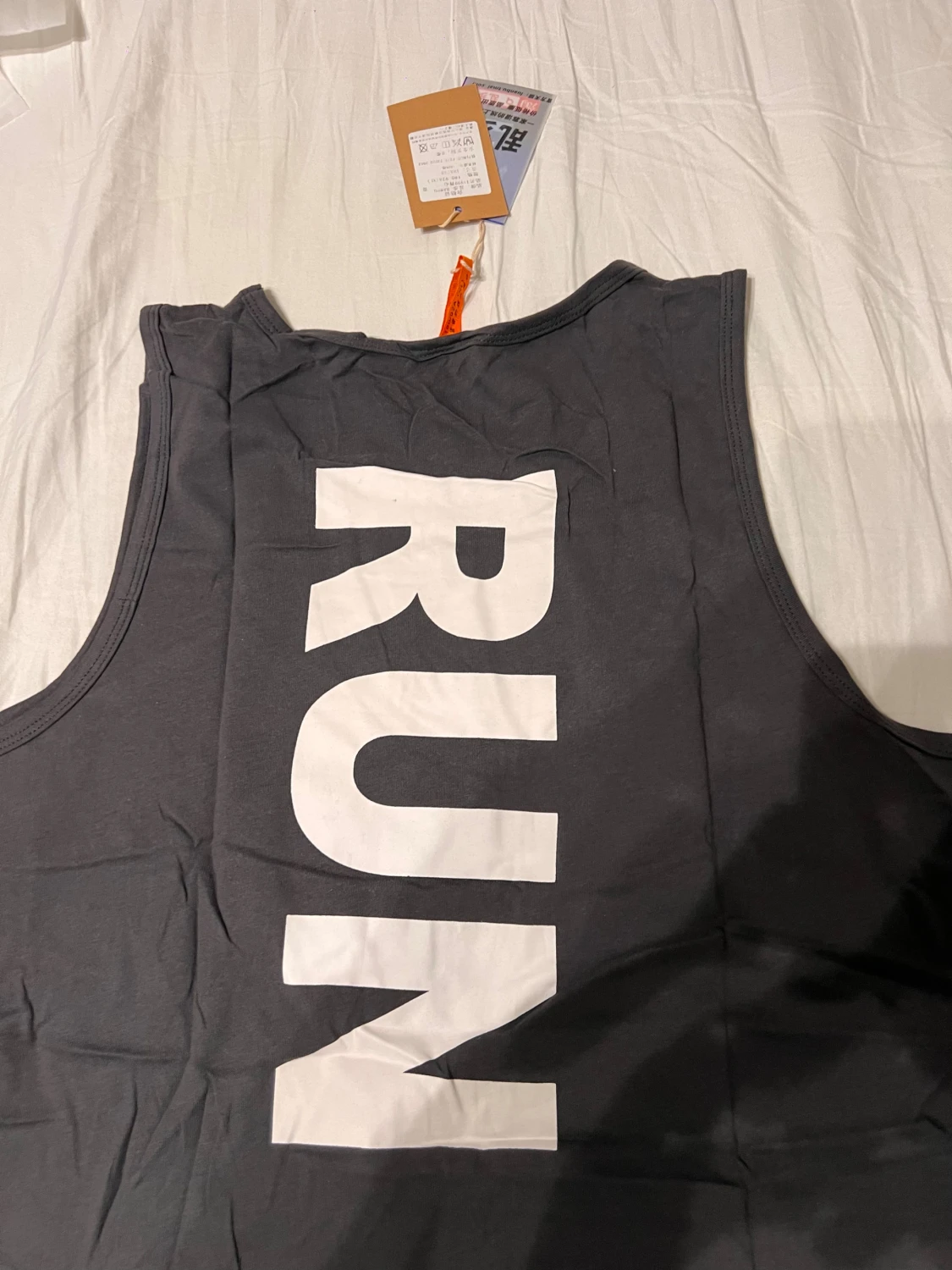 Grå och vit linnetopp med RUN-tryck - 3