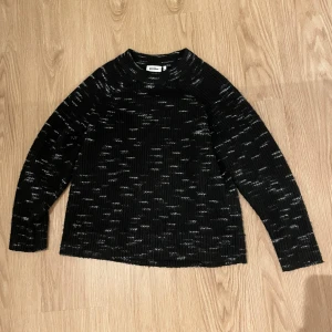 Svart stickad tröja Weekday - Säljer nu min stickade tröja från Weekday med diskret vitt mönster. Tröjan har en rund hals och långärmade ribbade muddar. Perfekt för dig som gillar en chill och enkel stil med lite edge. Tröjan har knappt andvänds och har storleken xs (men passar mer till s-m).