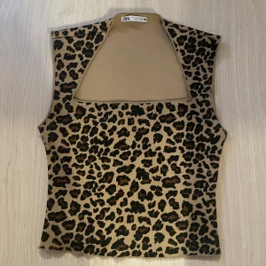 Zara leopard topp - Jättecool leopard topp, storlek S. 🐆Nyskick, köpt ny&oanvänd på Vinted. Endast testad. Säljer då den inte är min stil. Pris kan diskuteras vid snabb affär, tryck gärna på köp nu!!🤩🙌😃❤️