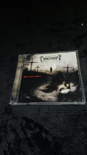 Draconian - Where Lovers Mourn (CD) - Säljer Draconians album 'Where Lovers Mourn' på CD, utgivet av Napalm Records 2003. Fodral och skiva i fint skick, med komplett omslag och booklet. Perfekt för fans av gothic/doom metal. Inga synliga repor eller skador på fodralet eller skivan.