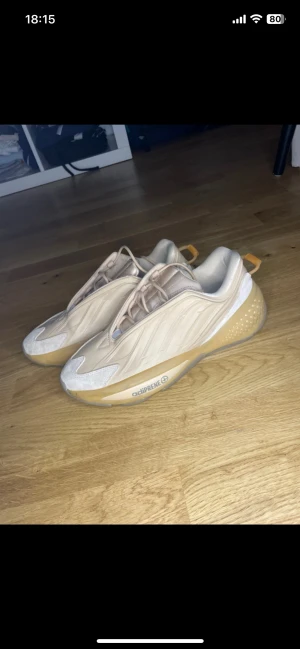 Adidas Yeezy 700 V3 Beige Sneakers - Säljer ett par Adidas Yeezy 700 V3 sneakers i beige och ljusbruna toner. Skorna har futuristisk design med Adiprene+ sula, mesh och syntetpaneler, samt snörning och detaljer i mocka framtill. Perfekta för dig som gillar streetwear och unika siluetter.