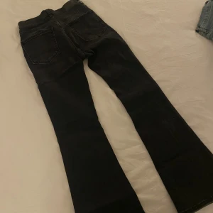 Svarta bootcut jeans från Gina  - Snygga svarta jeans Gina! Använt två gånger. Utsvänga i benen