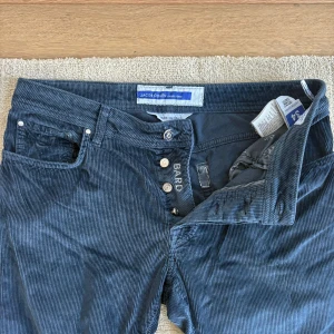 Jacob Cohën BARD ( strl 34) - Storlek: 34 Modell: Bard Färg: Mörkblå/Navy Manchester Retailpris: ca 4 900–5 500 kr