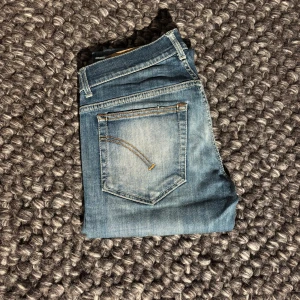 Dondup Jeans - Dondup Jeans i storlek 30. Modellen på jeansen är Ritchie (passar som George). Skicket är 10/10 (som nya). Nypris +-3000. Mitt pris 599. Kom pm vid frågor