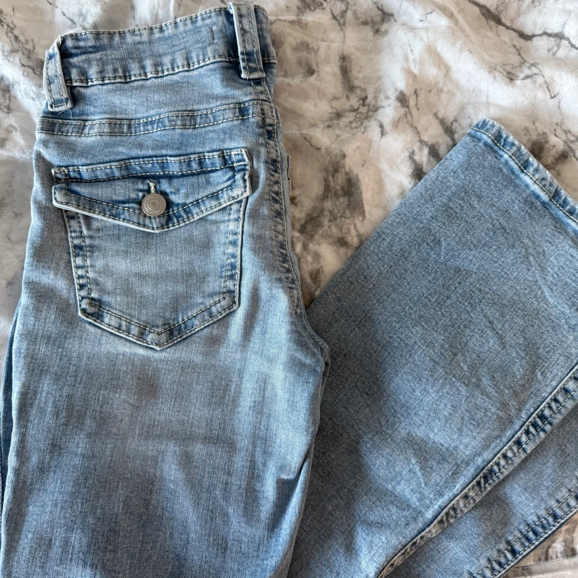 Ljusblå bootcut jeans från Gina Tricot💛 - 1