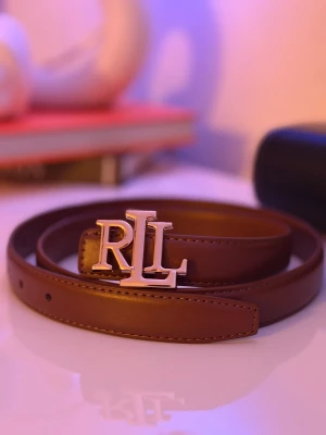 Brunt skärp från Ralph Lauren RL - Snyggt brunt bälte från Ralph Lauren med RL-logga i guld på spännet. inte leather