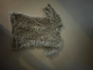Grå fluffig päls-tröja Chiara Forthi - Supermjuk och fluffig grå tröja från Chiara Forthi Milano i storlek XS. Pälsliknande material som ger en cool och mysig vibe. Kortärmad modell med snyggt guldmärke framtill. Perfekt för dig som gillar statement-plagg och vill sticka ut.(guldbrickan bak på tröjan har lossnat på ena sidan men går lätt att sätta tillbaka😊