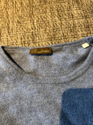 Stenströms blå stickad tröja  - Mjuk och stilren blå stickad tröja från Stenströms i storlek M. Tröjan har rund halsringning och långa ärmar, perfekt för dig som gillar klassisk och enkel design. Storlek M men passar mer s eller xs