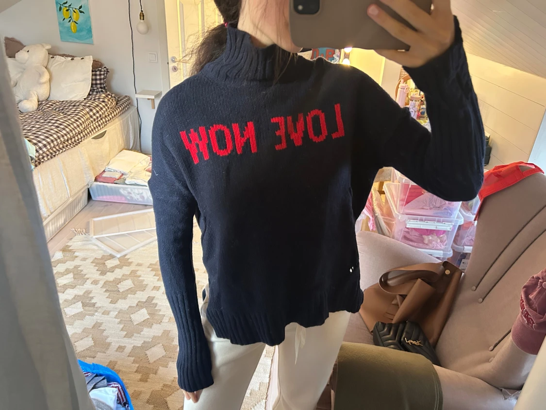 Svart polotröja med röd text - 3