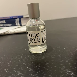 Pauling 19.0 - Minimalistisk parfym från One Bold Chemist. Pauling 19.0 Perfekt för dig som gillar stilrena produkter och vill sticka ut med något unikt. Volym och ingredienser framgår ej på bilden.