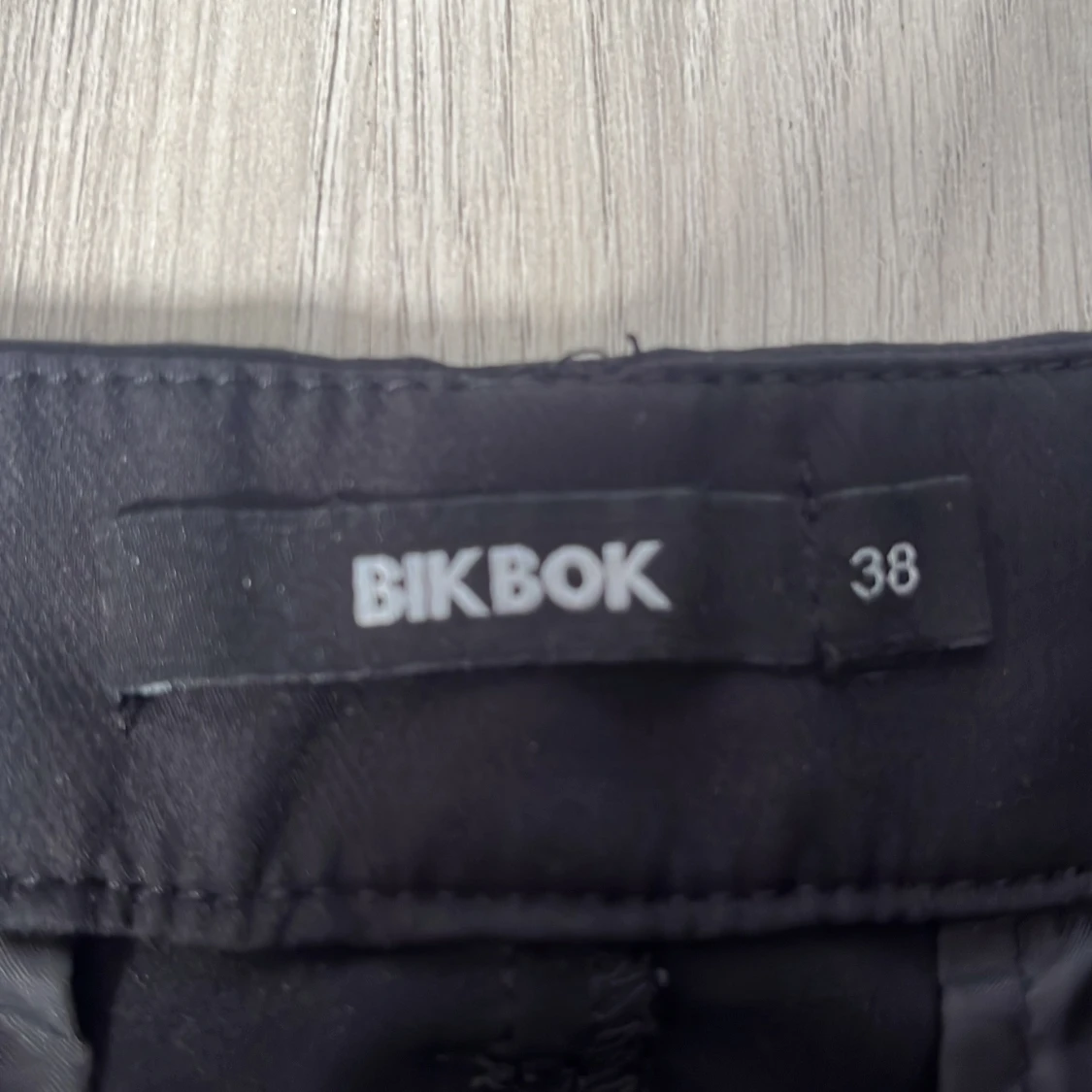 Svarta kostymbyxor från BikBok - 3