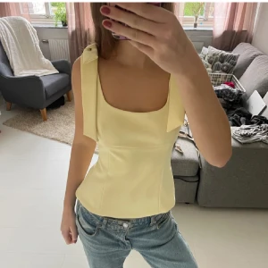 Zara topp - Säljer den här super fina Zara toppen, helt i nyskick!