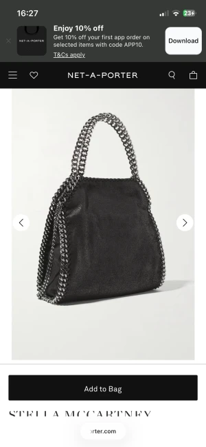 Svart axelväska Stella McCartney liknande - Snygg svart axelväska med kedjedetaljer runt kanterna och som axelrem. Väskan har en mjuk, lite glansig yta och är tillverkad i syntetmaterial. Perfekt storlek för att få plats med allt du behöver och ger en cool vibe till din outfit. köpt här på plick. Skriv för fler bilder