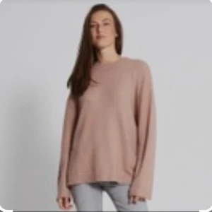 Beige-rosa stickad tröja med lång ärm - Säljer en enkel och snygg beige-rosa stickad tröja med rund hals och långa ärmar. Tröjan har en loose passform och är perfekt för dig som gillar en avslappnad stil. Passar till jeans eller leggings och är supermjuk mot huden. Slutsåld på lager 157 så passa på att köpa!