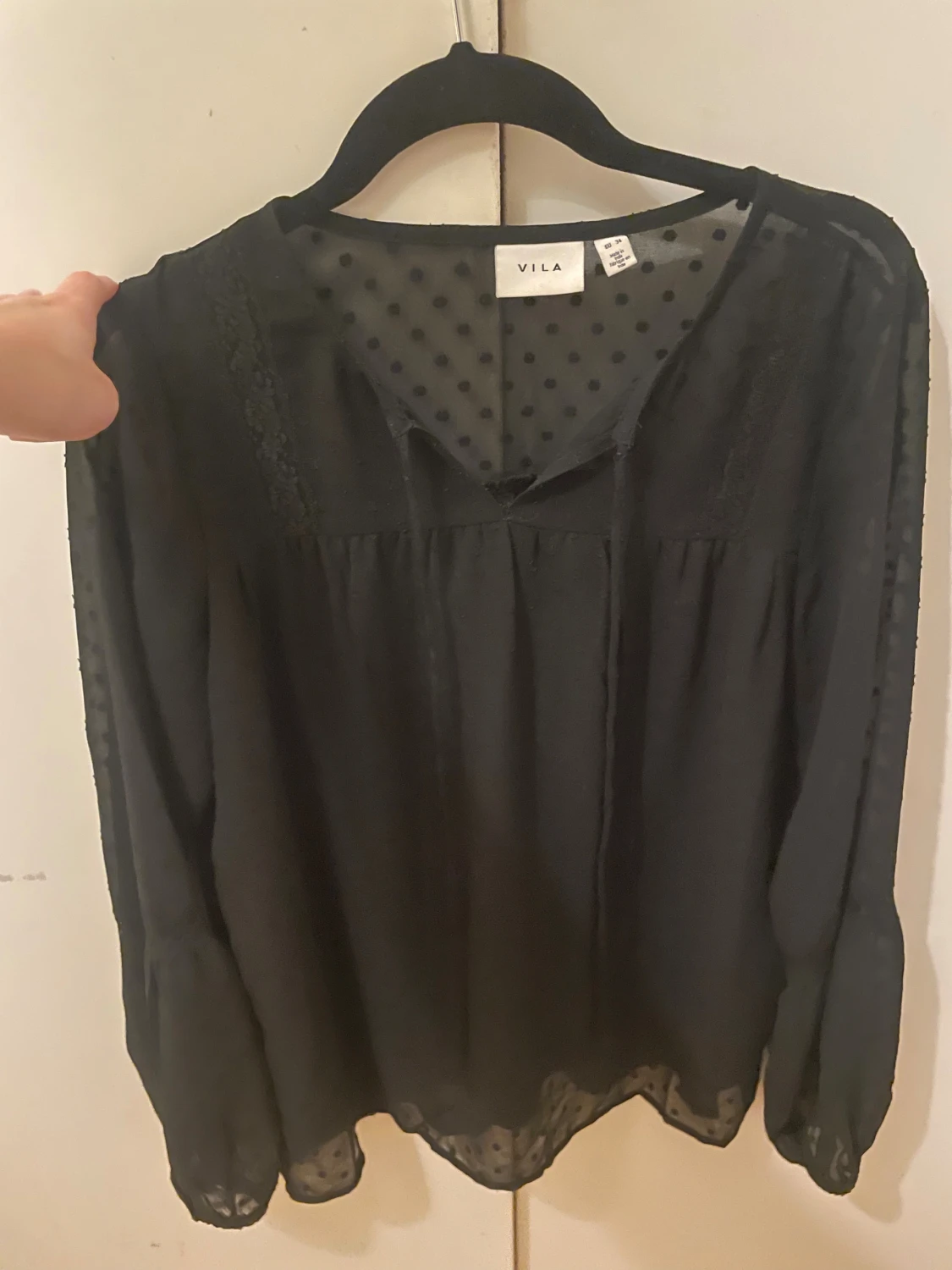 Svart prickig blus från Vila