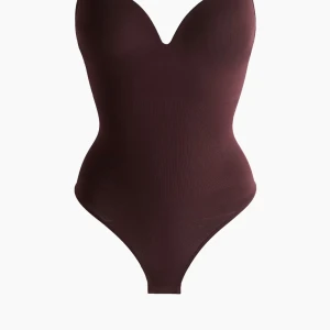 H&m body - Säljer en burgundy h&m body. Toppen är axelbandslös och har en tight passform som framhäver figuren. Perfekt för att skapa en stilren och trendig look. Storlek S.❤️