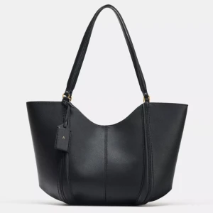 Zara - Maxi tote bag - Uni tote bag från Zara, har inte använts mer än några gånger! Väskan är medium i storlek, lagom får en skolväska/ vardaglig! Man får plats med nästan allt! Dator får också plats! (Organisatör ingår!) Väskan är helt nytt, köpte för en månad sen! Kunde inte returnera då datum har passerat!