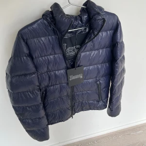 Herno Jacka - Vinterjacka med glans från herno! Väldigt eftertraktad modell. Skicket är helt okej, finns två lagningar som syns på bilderna men det är inget som märks vid användning. Storlek S, modellen är ca 180. Kontakta mig för fler frågor och funderingar!