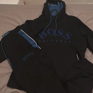 Hugo boss tracksuit - Hugo boss tracksuit, gamla modellen som inte säljs längre på butik.