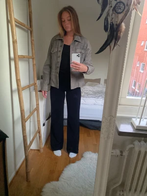 JACKA - En typ av läder jacka i fint skick