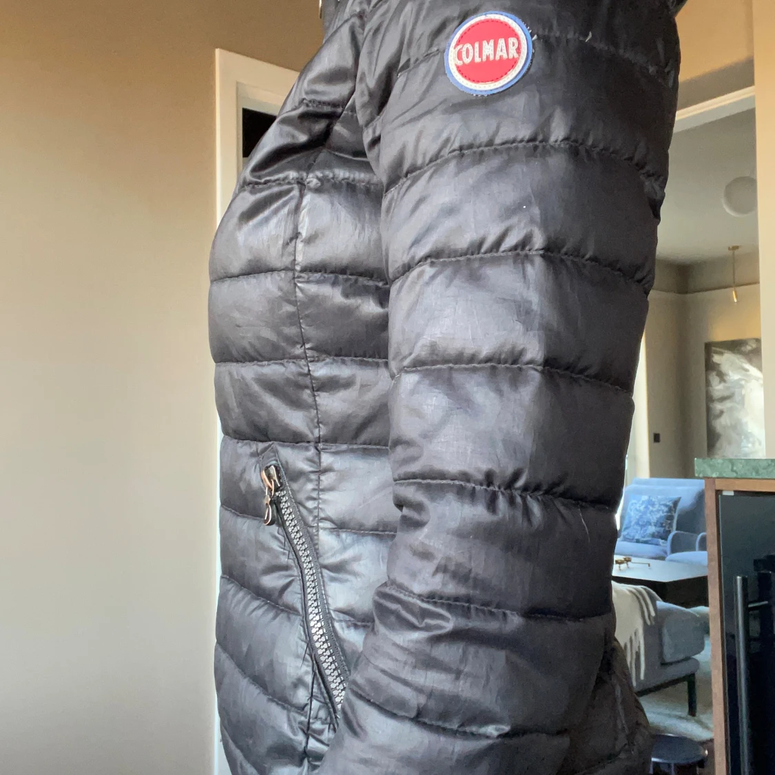 Svart dunjacka från Colmar med huva