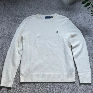 Vit stickad tröja från Polo Ralph Lauren - Tja, säljer nu min stickade Ralph lauren Sweatshirt. Den är aldrig använd, då jag beställde för stor storlek för mig. Nypris: 2699 kr Mitt pris: 799. Kvitto finns från Zalando! Hör GÄRNA av er vid frågor!! Priset är ej hugget i sten!