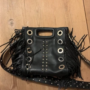 Maje väska - Super snygg äkta maje väska i svart. Säljer då den inte kommer till användning längre. Inga tydliga slitningar💕💕